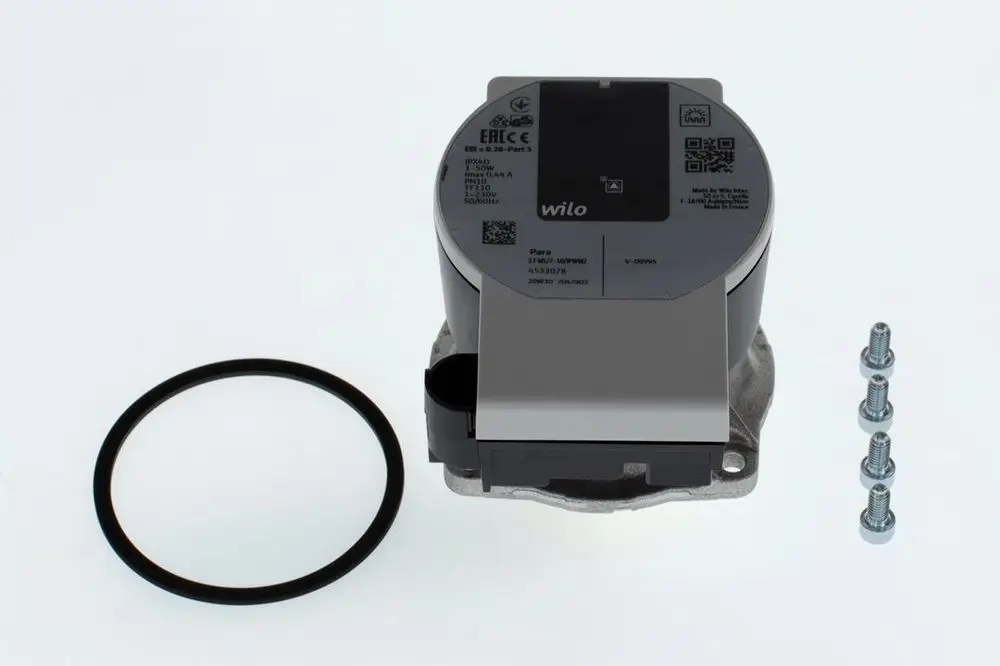 Pumpenmotor von Bosch, rechteckige Bauform mit einem oberen Gehäuseteil, einem montierten Flansch und einem Satz Schrauben sowie einer Dichtung im Lieferumfang.